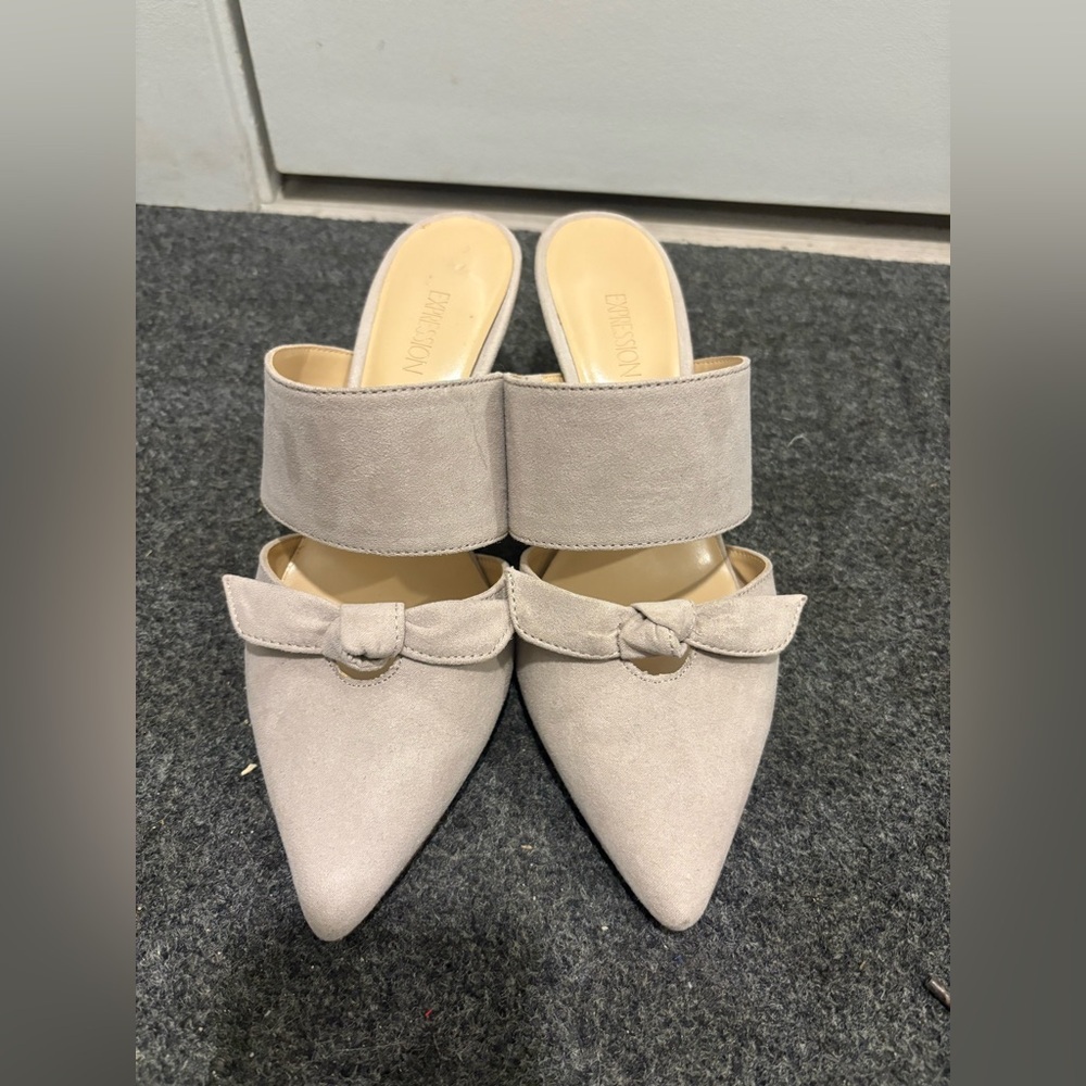 Expression Elegant Very Light Blush Pink Bow Suede Mules in size 6